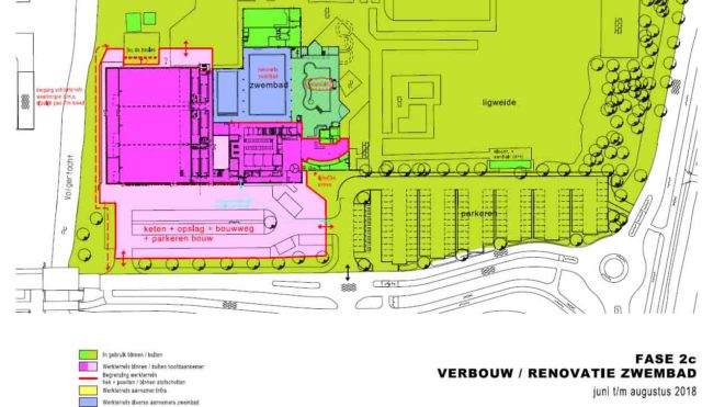 In fase 2b start de ruwbouw van de sporthal. Hierbij krijgen wij voor het eerst fysiek overlast. Het kantoor, entree en de verste twee groepskleedkamers zullen worden aangepakt. Er wordt aangevangen met de nieuwe gevel en het aanhechten van de gebouwen. In deze fase vervalt ook de huidige entree en wordt er een nieuwe doorgang geschikt gemaakt. In deze fase is de overlast voor u beperkt. De entree zal anders zijn en er vervallen twee groepskleedkamers. Voor het zwembad is er wel het nodige aan werkzaamheden, vooral t.a.v. bekabeling en routing van het digitale verkeer, maar ook verplaatsing van het kantoor (hier komt de doorgang naar de sporthal), verplaatsing fietsenstalling en het vervallen van onze opslag chemicaliën. Hierover wat meer uitleg bij het gedeelte over ons zwemwater. Fase 2c: renovatie zwembad