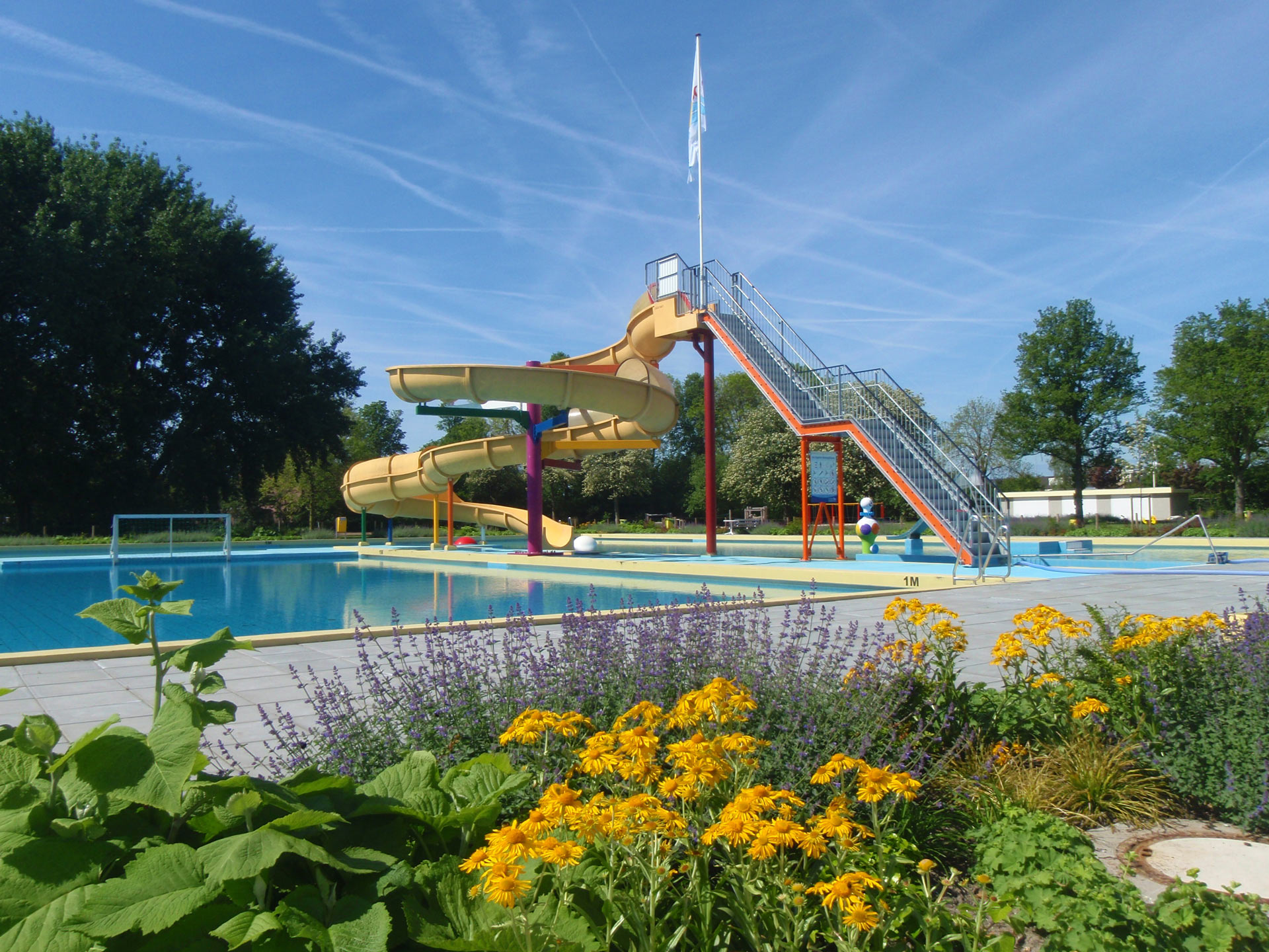 Buitenbad zwembad de waterdam volendam